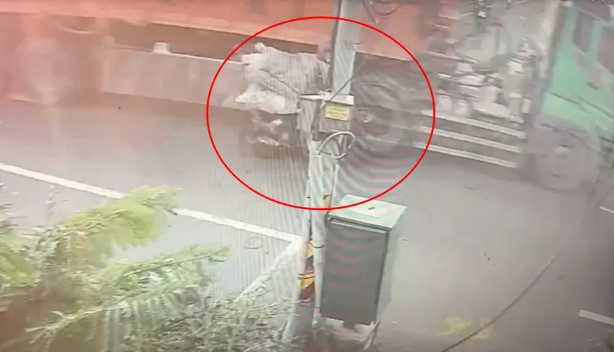 影/待轉才起步！南投砂石車闖紅燈撞倒拾荒婦　4人抬車救人