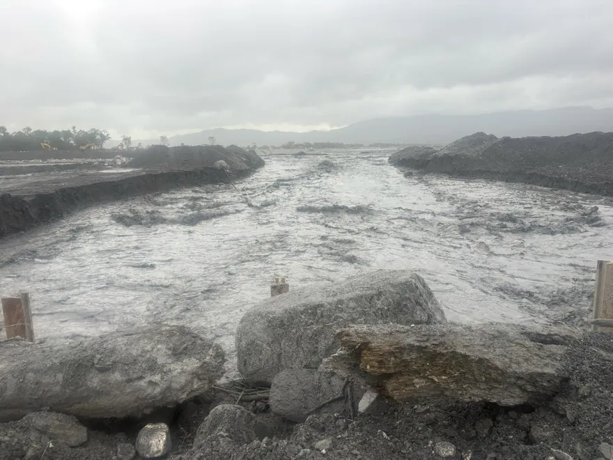 影/馬太鞍溪河川水位突暴漲　公路局緊急暫停便道搶修