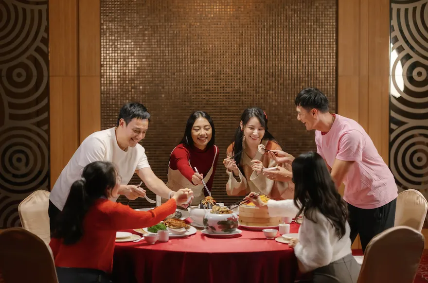 福容大飯店年菜外帶10人桌菜 6888元起！攜手正官庄推出「福容御品蔘雞湯」伴手禮