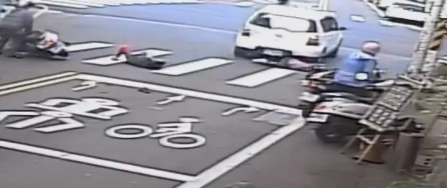 影/奪命瞬間曝！彰化員林「轎車高速輾過女騎士」釀1死3傷