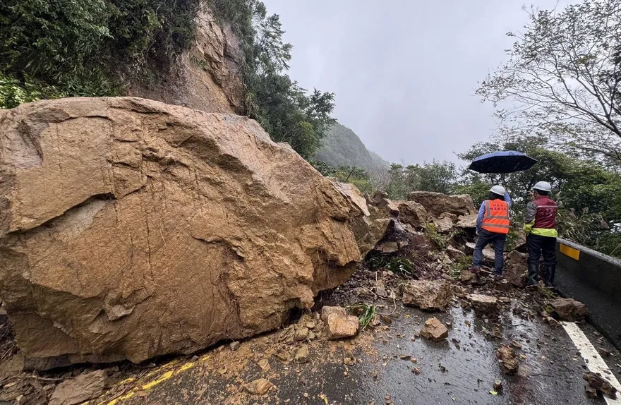 影/雙溪102線巨石崩落交通中斷　晚間恢復通車