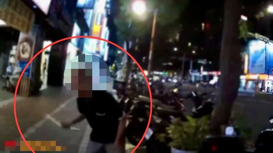 影/捷運江子翠站旁隨機攻擊　狂男持棍打傷警下場曝光