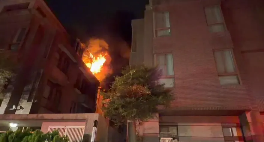 影/烈焰沖天！雲林科大附近民宅起火　火舌吞噬頂樓、2嗆傷送醫