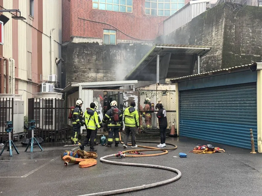 淡水「發電機室」突起火！黑煙狂竄　消防緊急灌救