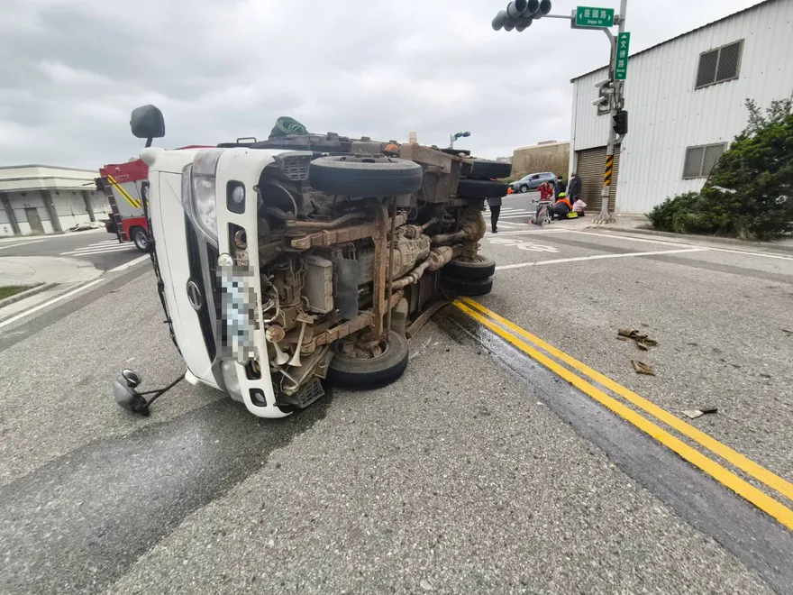 影/馬公路口驚悚對撞！小貨車翻覆　2駕駛受傷送醫