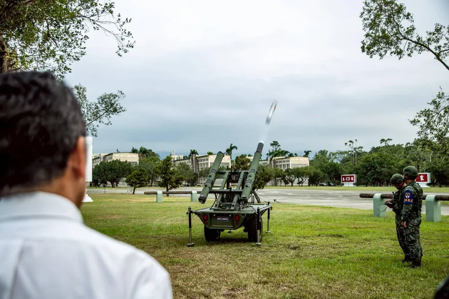 顧立雄視導　「自殺無人機」發射器首曝光