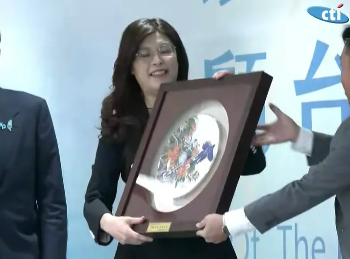 影/鄭麗文超霸氣伴手禮「藍白雙鵲」鶯歌陶瓷盤曝光！