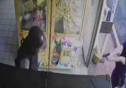 影/紫南宮前出事！超扯賊竊兌幣機「阿sir拔槍還在挖」