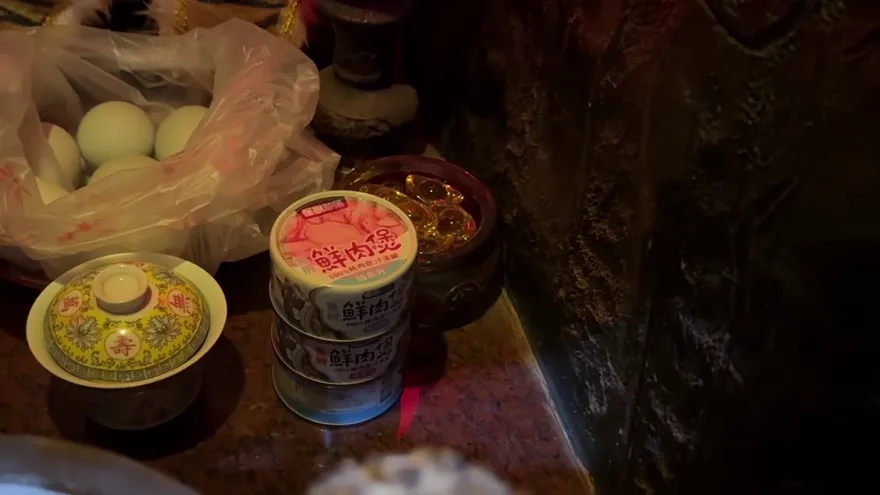 影/雲林鳳山寺「有人拿貓罐拜虎爺」突發爐　網：當我病貓？