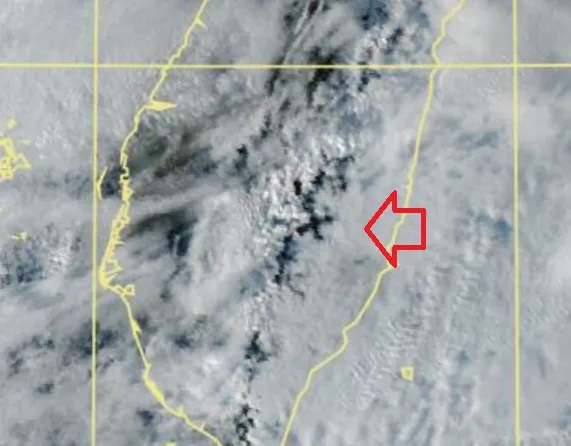 有看到嗎？台灣上空現「神秘X符號」！鄭明典：山頭突破雲層