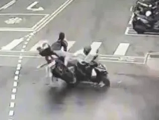 影/土城驚見超硬場面！2機車「高速路口撞一團」人全噴飛