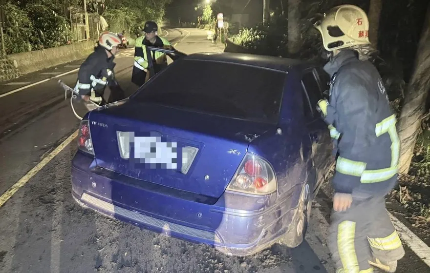 新北石碇山區轎車自撞燈桿　駕駛受困車內全身傷