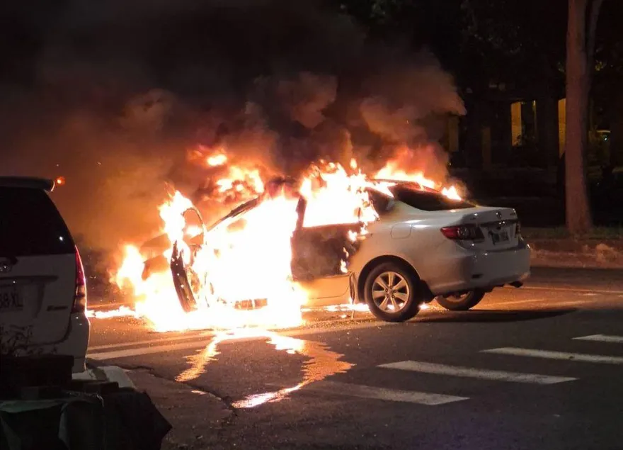 影/高雄重大車禍！轎車撞公車「逆衝機車」秒陷火海