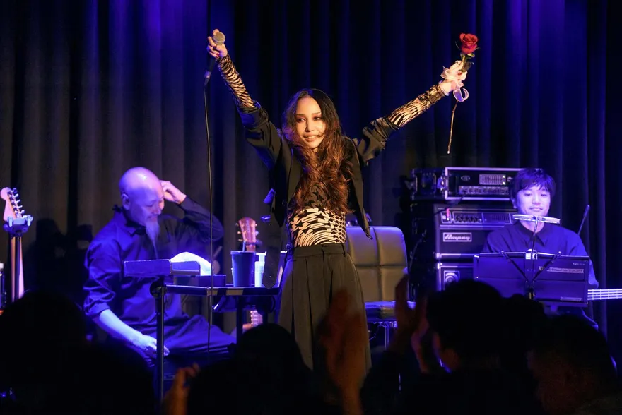 中島美嘉「赤腳衝上台」萌翻全場　大嗑滷肉飯讚台粉素質好