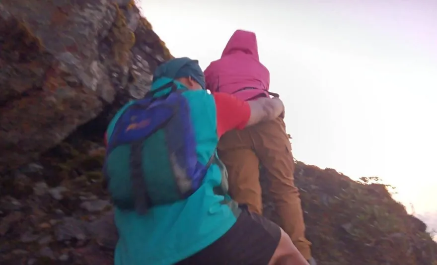 影/女山友脫隊誤走岔路「受困山壁」　直升機尋人畫面曝