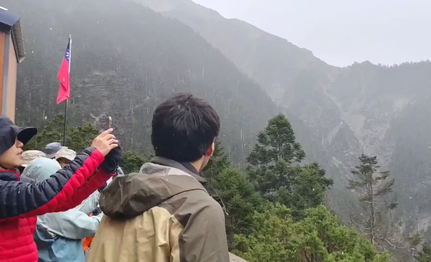 影/玉山初雪降臨！降到地面就融化　登山客嗨爆狂拍照