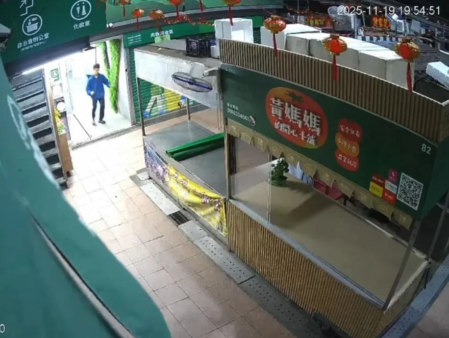 影/竹南菜市場廁所爆偷拍！監視器拍到「藍衣男」匆忙落跑