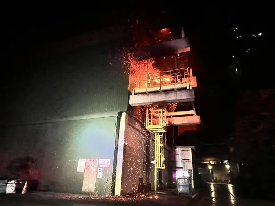 獨/台泥蘇澳廠大火！焰舌狂竄警消急灌救