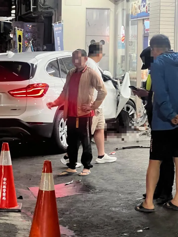 疑競速釀禍！雙B名車失控　他站超商前無辜挨撞倒輪下