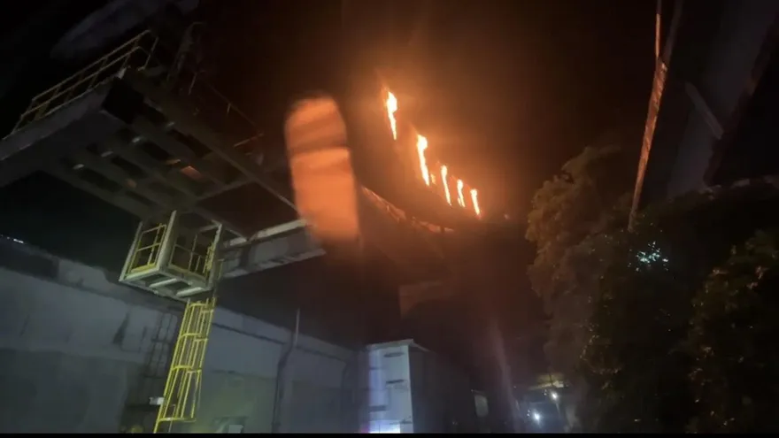 影/台泥蘇澳廠輸送帶突起火　延燒50平方公尺畫面曝