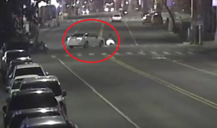 影/高雄轎車左轉「猛撞婦人」　駕駛辯：A柱視線死角