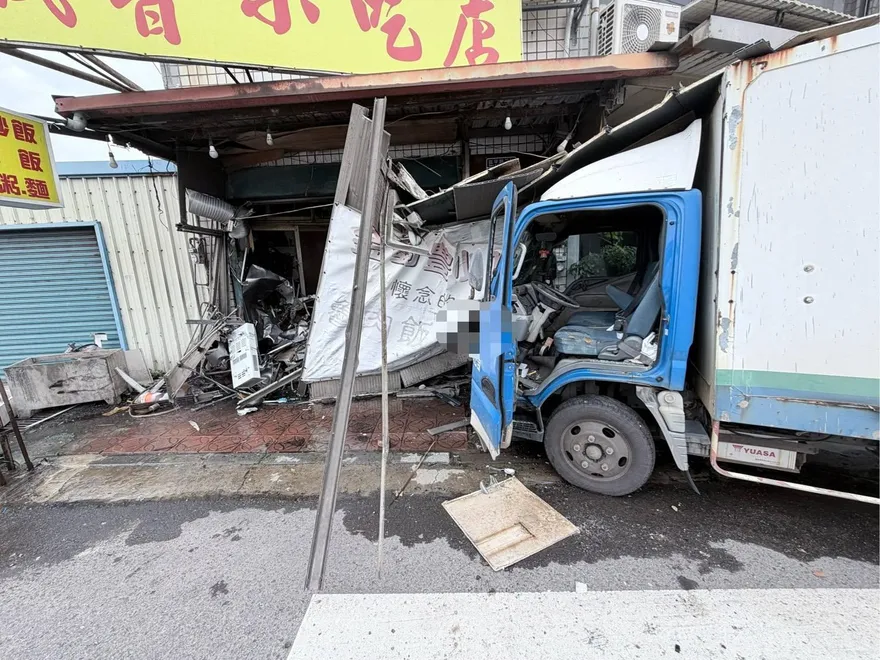 影/驚險！新竹小貨車遭推撞衝進小吃店　2婦嚇壞急逃