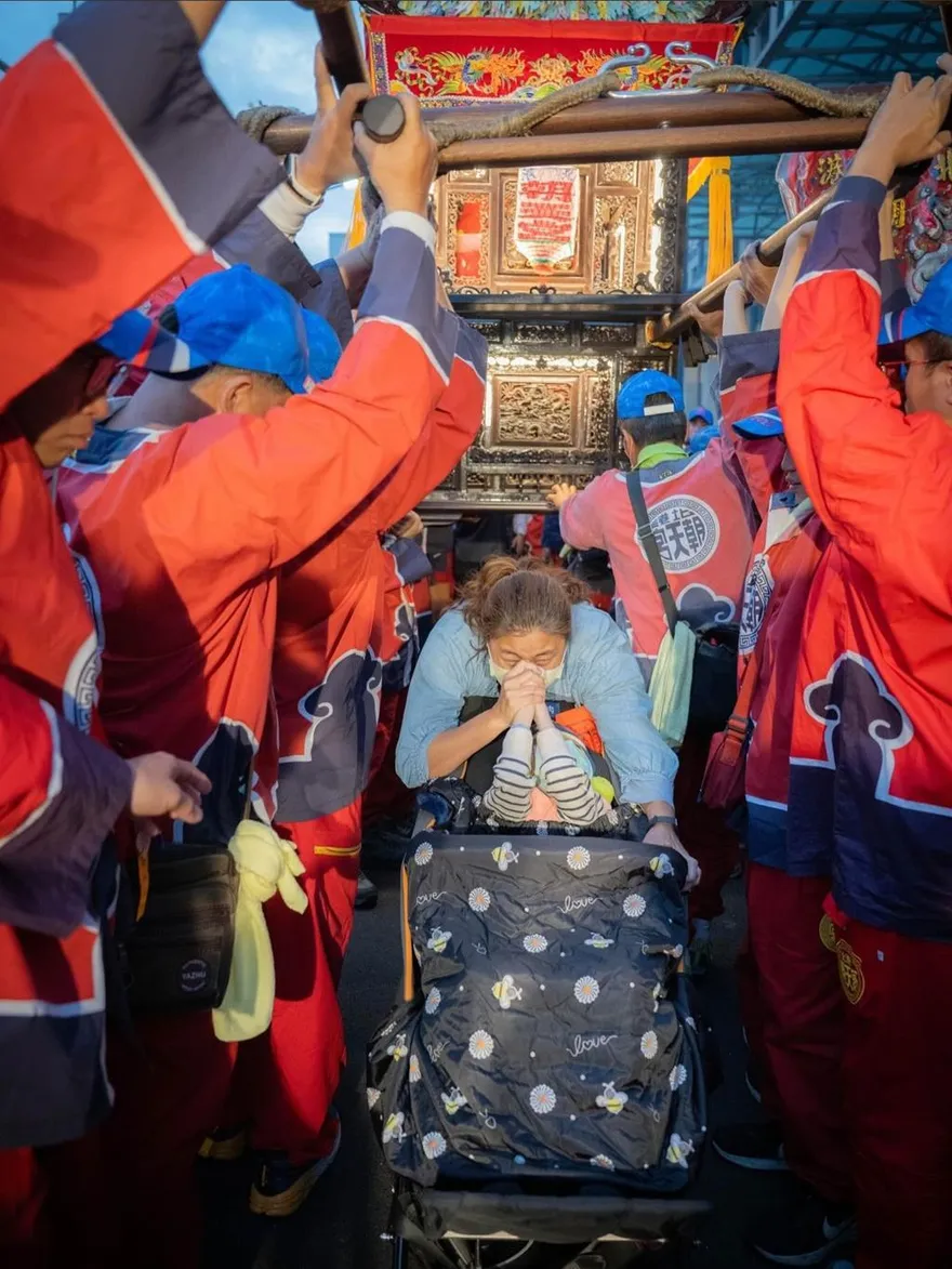 北港媽祖南巡唯一破例！腦麻兒獲准鑽轎　母親跪地哭泣