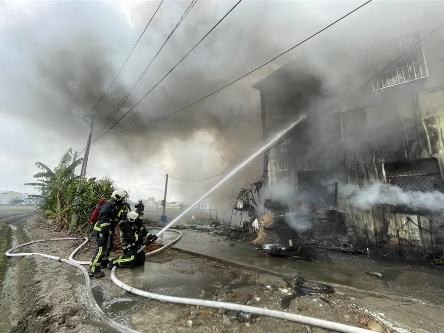 台中潭子工廠惡火燒毀150平方公尺！現場黑煙滾滾