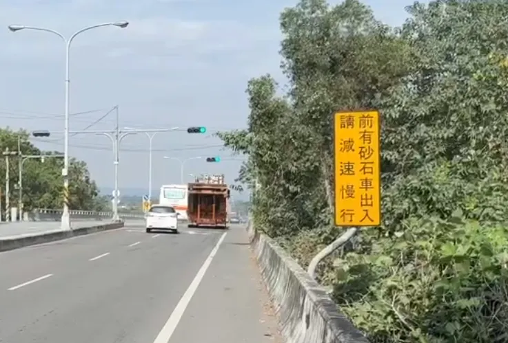 影/內輪差險釀禍！女騎士遭砂石車擦撞　連滾帶爬逃生