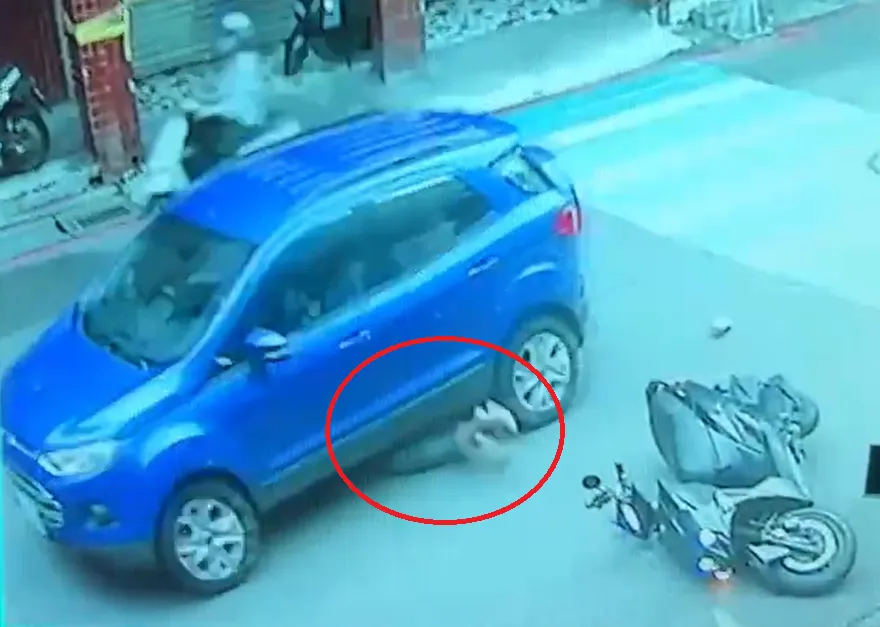 影/搶命瞬間！基隆48歲騎士「捲車底」　路人衝前抬車救人