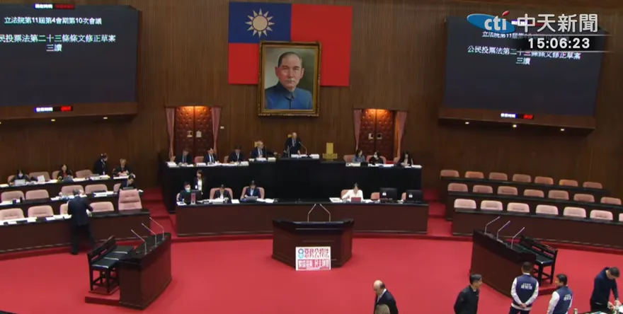 「公投綁大選」回來了！立院三讀通過《公投法》修正案