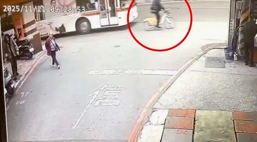 影/中和單車男不爽被叭攔公車　上車嗆司機乘客全傻眼