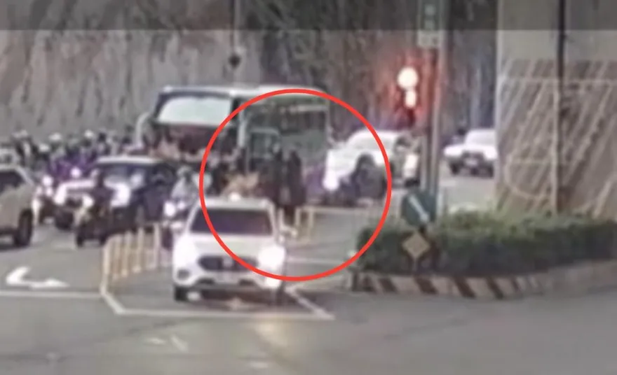 影/新北三重機車、遊覽車行車糾紛　騎士遭揮拳暴揍