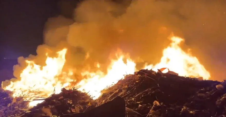 台南白河廢棄物大量起火！環保局出動4台怪手支援搶救