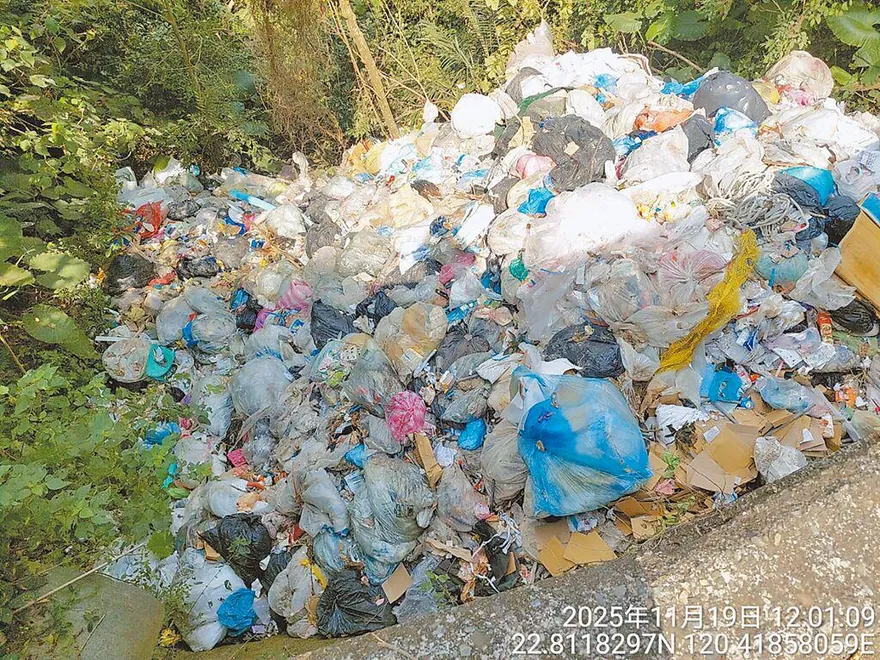 月世界變垃圾山現惡臭　綠營里長等4人收押禁見