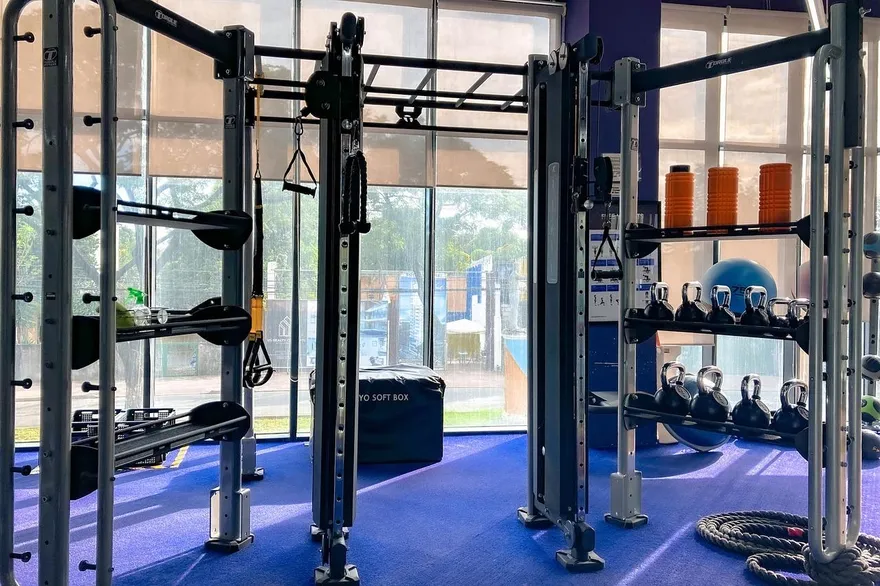 專家實測！健身房淋浴間「驚人細菌量曝光」　示警：必穿拖鞋