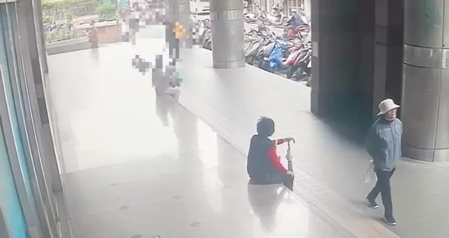 影/三重爆隨機攻擊！男持鐵棍打傷夫妻　警逮人起獲毒品