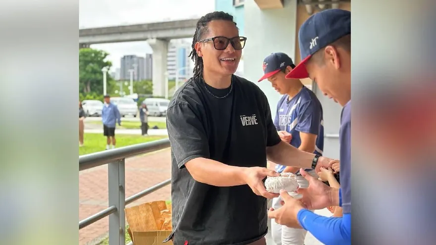 黑豹旗/張育成16強賽現身　送麥當勞鼓舞興大附農學弟