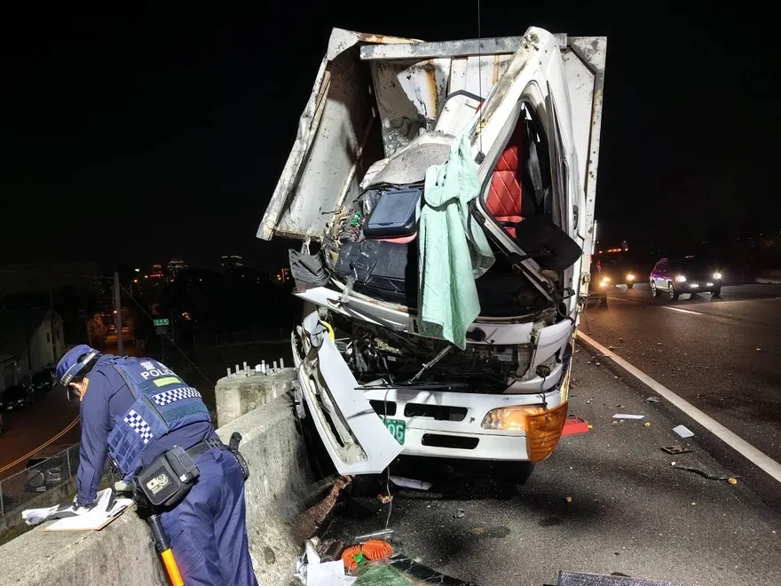 影/國道1號大貨車深夜突猛撞護欄　副駕當場拋飛身亡
