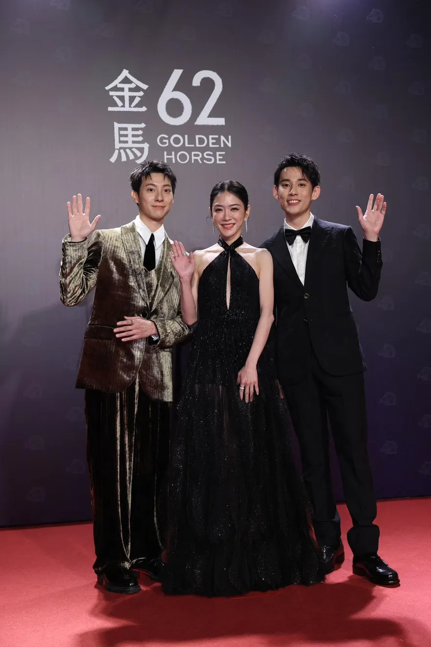 金馬62/連16年主持！楊千霈「胸前開縫」露美背　攜雙帥驚艷全場