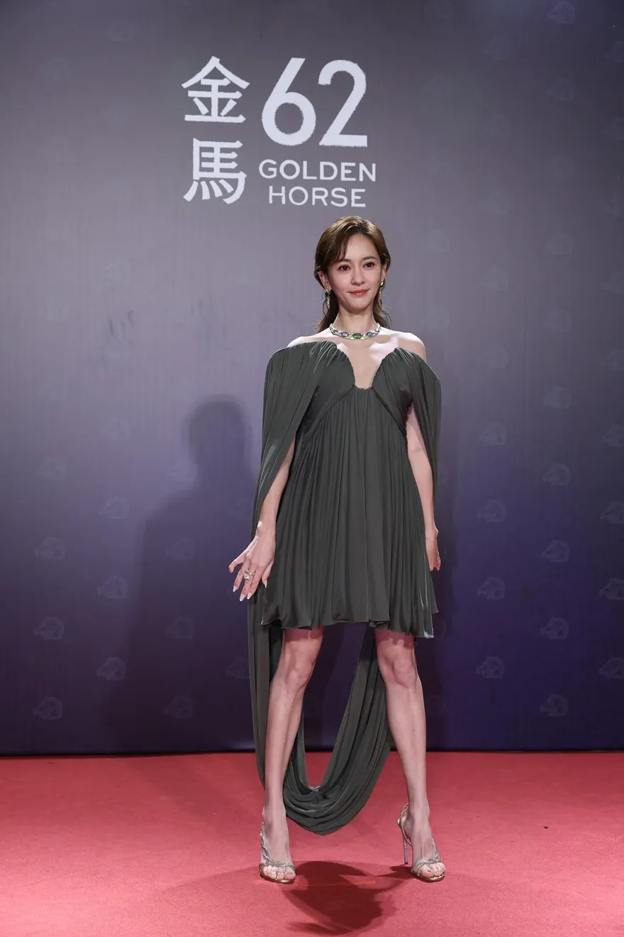 金馬62/陳意涵紅毯秀香肩美背！隔空放閃替老公打氣