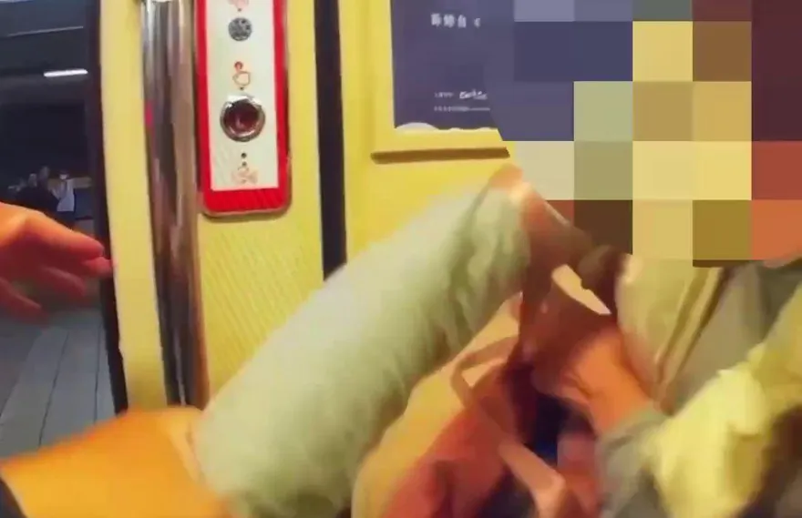 影/北捷車廂驚見「白髮嬤2.0」　持刀嗆阿北「只隔3公分」