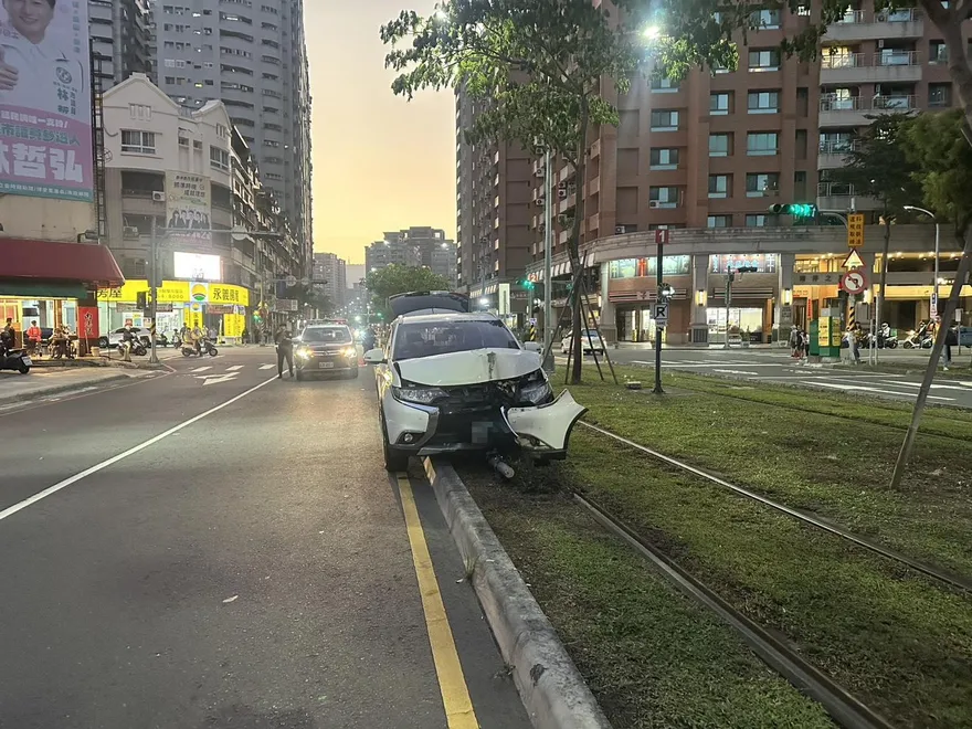 影/高雄轎車失控撞進輕軌軌道　「車頭開花」慘況曝光