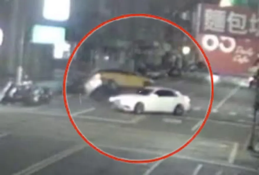 影/新莊出事了！賓士女「高速撞翻小黃」驚悚直擊