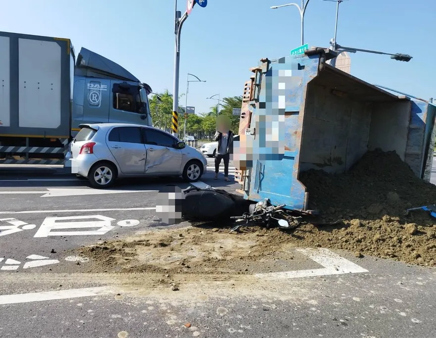 台南砂石車追撞3車翻覆「車斗壓1機車」　騎士急送醫