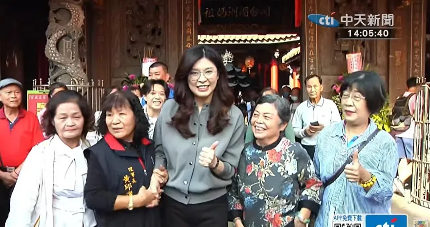 鄭麗文到新港奉天宮參拜展現高人氣　民眾圍著搶合照