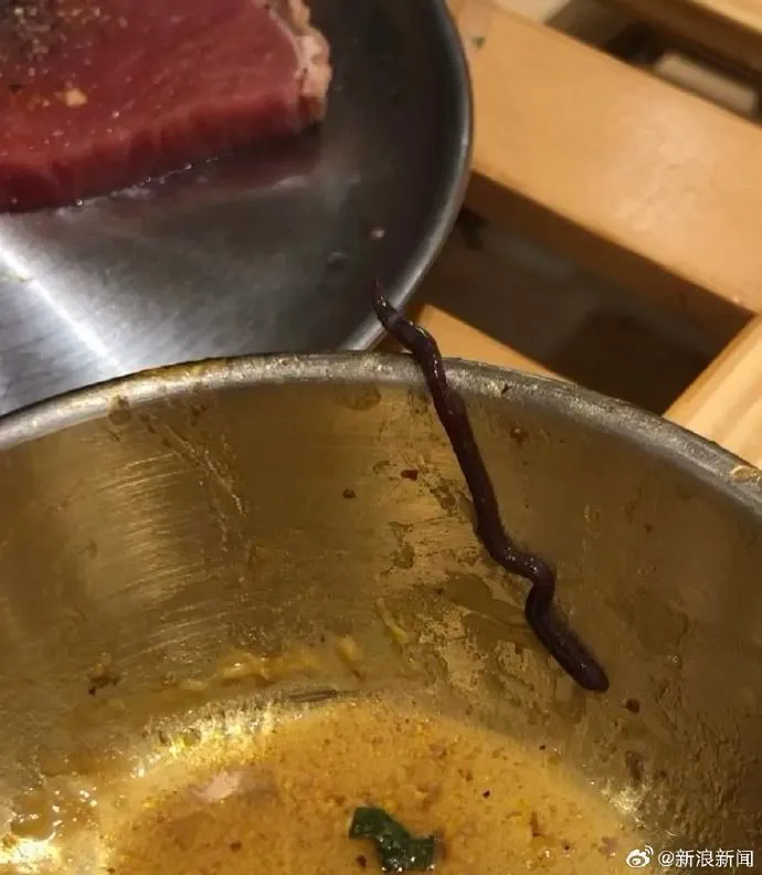 嗑烤肉咬到詭異口感…他吐出「10cm活蟲」　陸店家：菜太新鮮