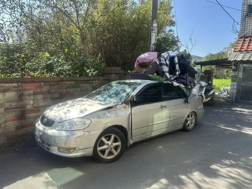 影/桃園生鏽「蝸居車」趴趴走！　後車廂堆滿1樓高家具
