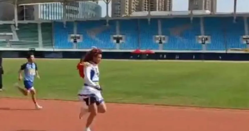 陸男學生穿裙戴假髮賽跑奪冠　校方喊「違體育精神」取消成績惹議