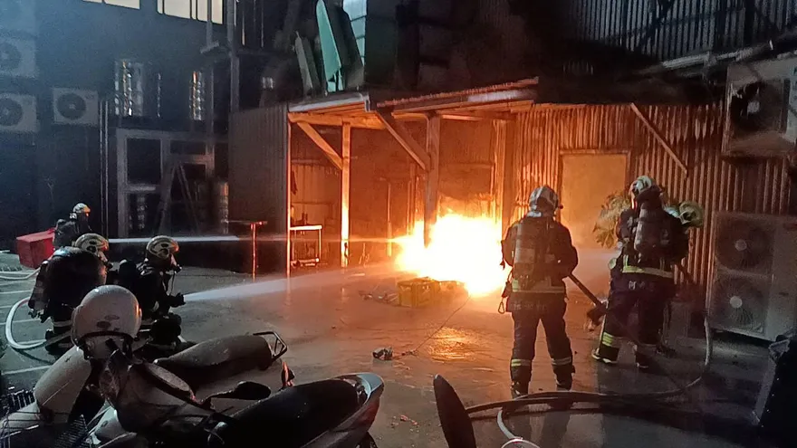 影/台中日本料理餐廳起火！員工瓦斯桶更換不慎引爆燃釀傷